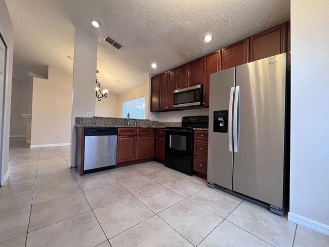 Building Photo - Move In 3Bed 2Bath Home / Fenced In Backyard