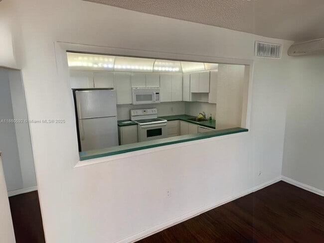 Foto del edificio - 2801 NE 183rd St