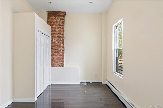Building Photo - 255 E 164th St