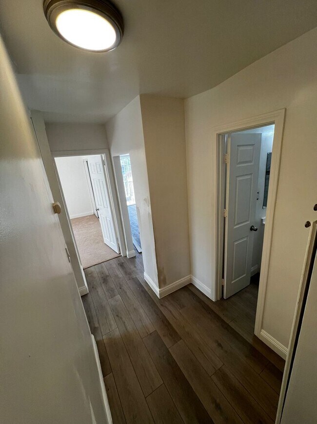 Foto del edificio - 2BR 1 BA Unit- Nice Yard and Carport, Remo...