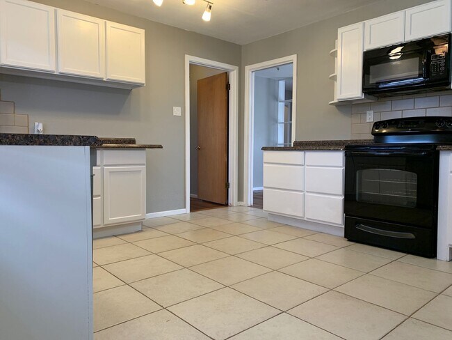Foto del edificio - Cute 3 Bedroom Located Minutes From Elemen...