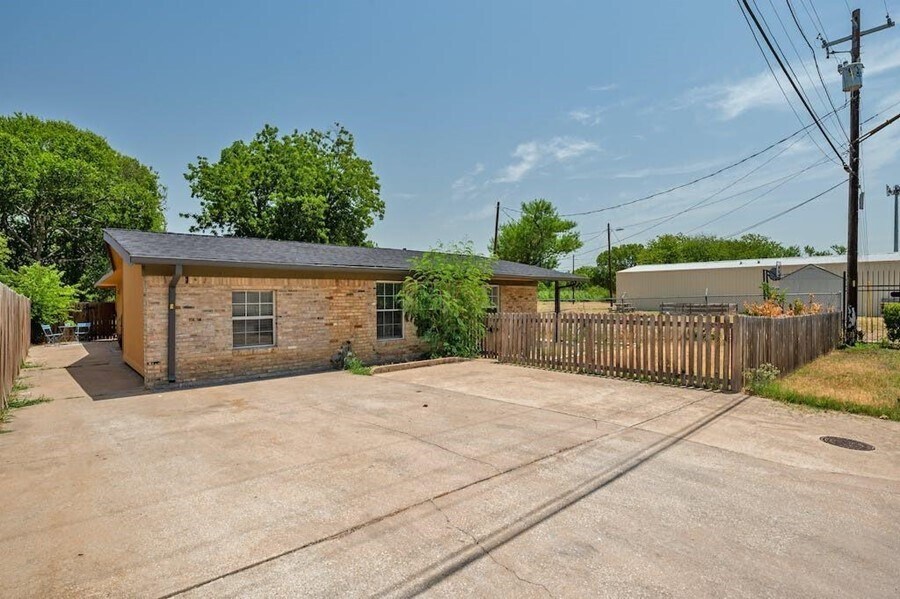 Building Photo - 3/2 Ready For New Tenant!