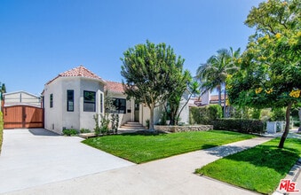 Building Photo - 6417 Lindenhurst Ave