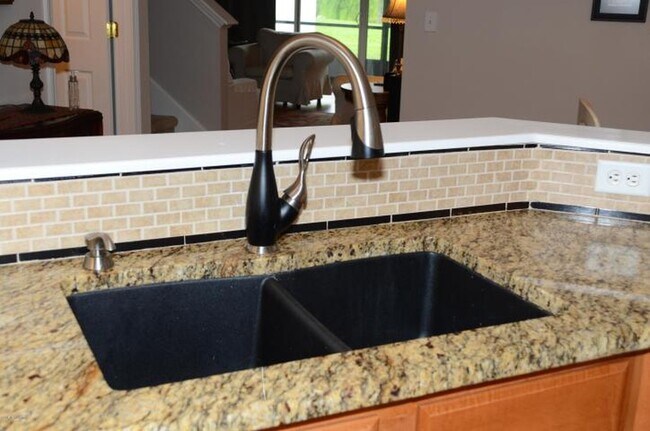 Foto del edificio - 273 Wooded Crossing Cir