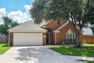 Building Photo - 707 New Pines Dr