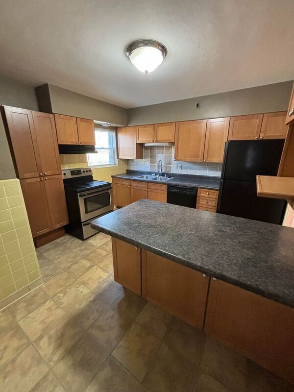 Building Photo - 7843 Balson Ave