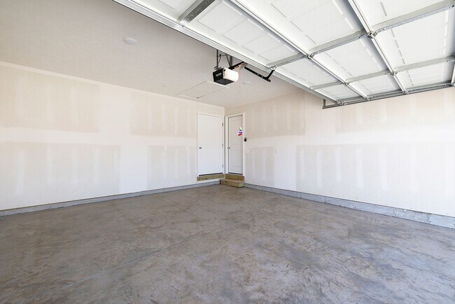 Foto del edificio - Newer 3 bedroom duplex in Republic!