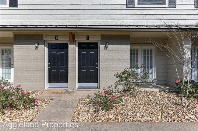 Building Photo - 2 br, 1.5 bath House - 1402 Summit St. Unit B
