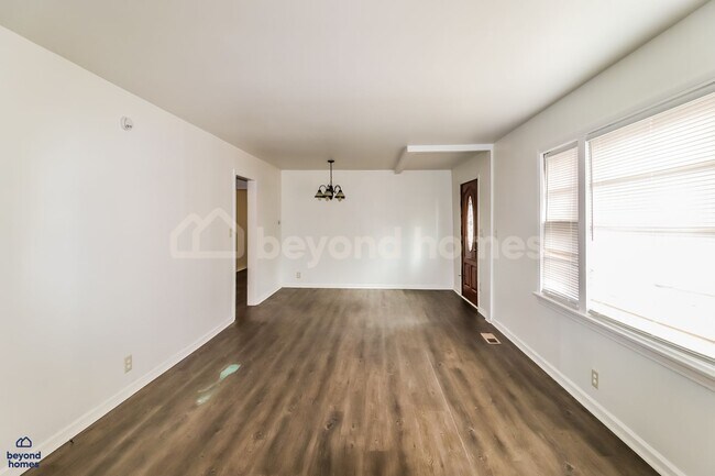 Foto del edificio - This 3 bedroom / 1 full bath and 1,284 sq feet House will Blow Your Mind!