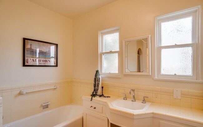 Foto del edificio - 329 E Adams Ave