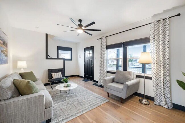 Foto del edificio - Beautifully Updated 3-Bedroom Home on a Corner Lot – Modern & Spacious!