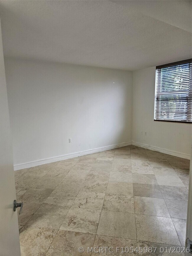 Building Photo - 1555 N Treasure Dr