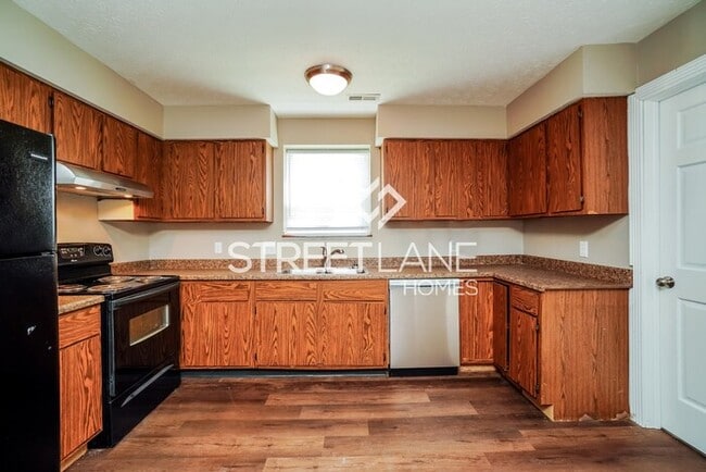 Building Photo - REDUCED!