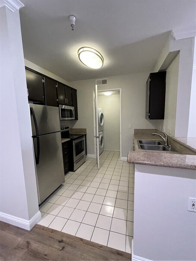 Vista de la cocina 2 - Hawthorne Regency Apartments