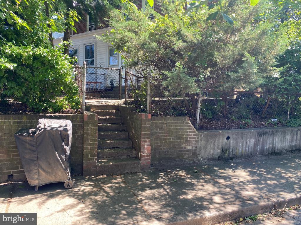 Primary Photo - 123 S Glebe Rd