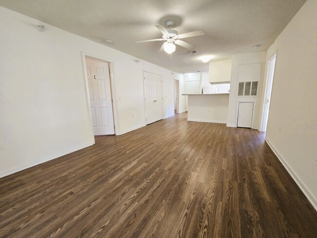 Building Photo - "Spacious 1391 Sq Ft Condo in Raleigh's Pr...