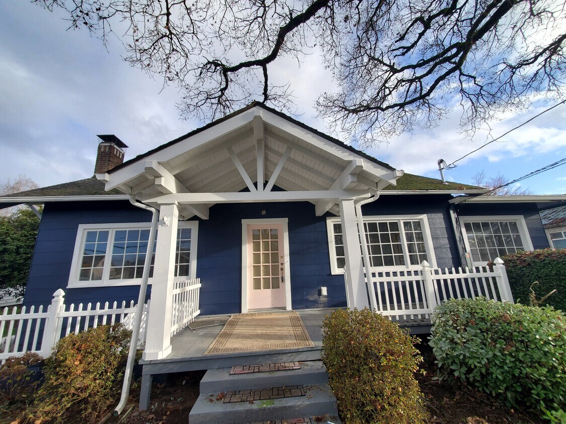 EXTERIOR FRONT - 934 Hoffman St