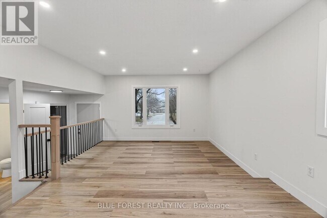 Photo du bâtiment - 1858 Aldersbrook Rd