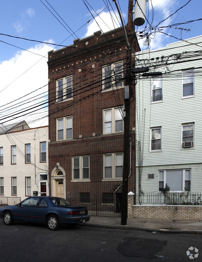 Building Photo - 76 Beacon Ave