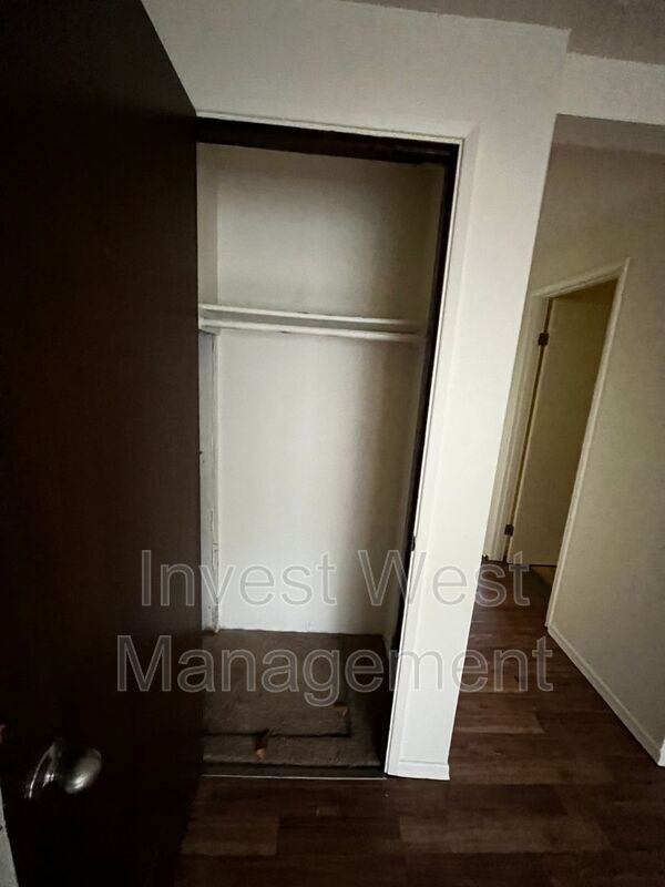 Building Photo - 911 W 29th St