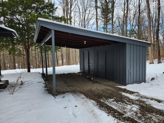 Building Photo - 568 River Rd