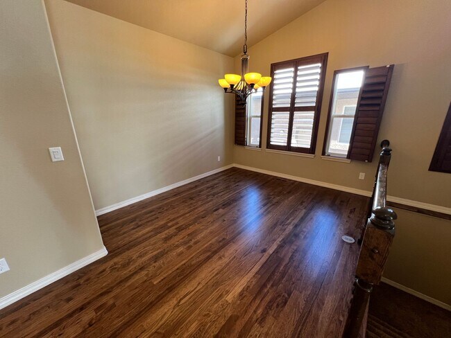 Building Photo - Beautiful 5 Bedroom Ranch Style Home in Fl...