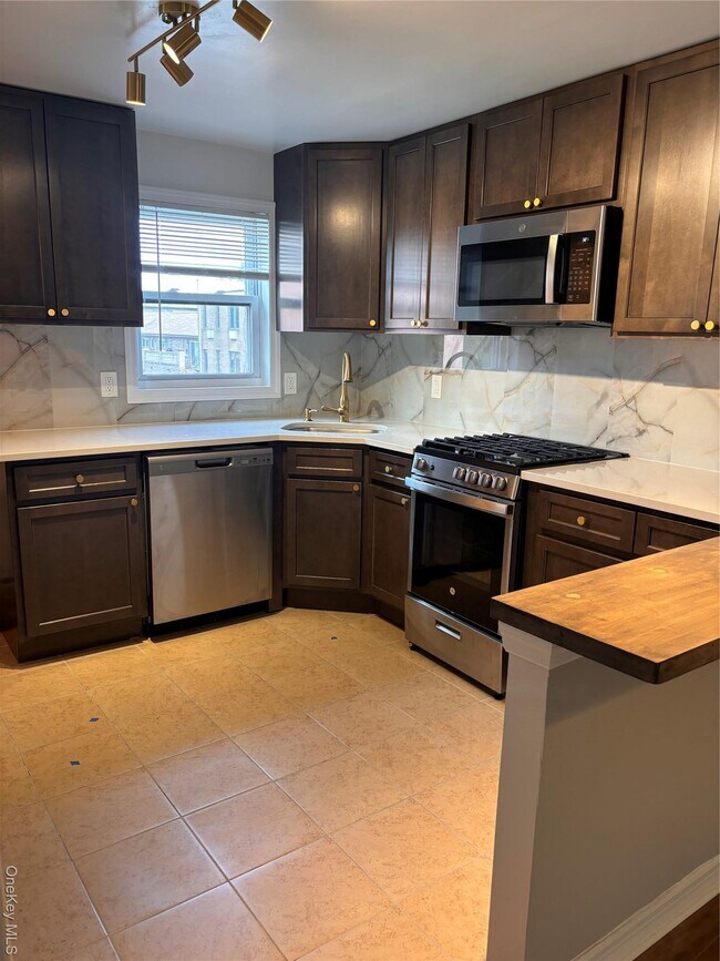 Foto del edificio - 60-33 60th St