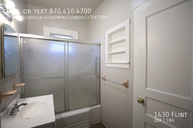 Building Photo - Recently renovated 2 bed / 1 bath house
