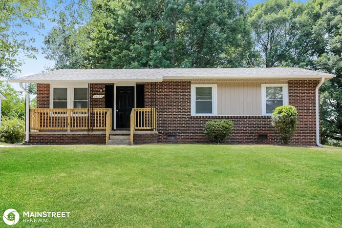 Primary Photo - 1421 E Sedgefield Dr, Winston-Salem, NC 27107
