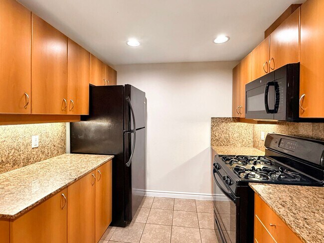 Building Photo - Modern 2BR/2.5BA with a Bonus Room Condo i...