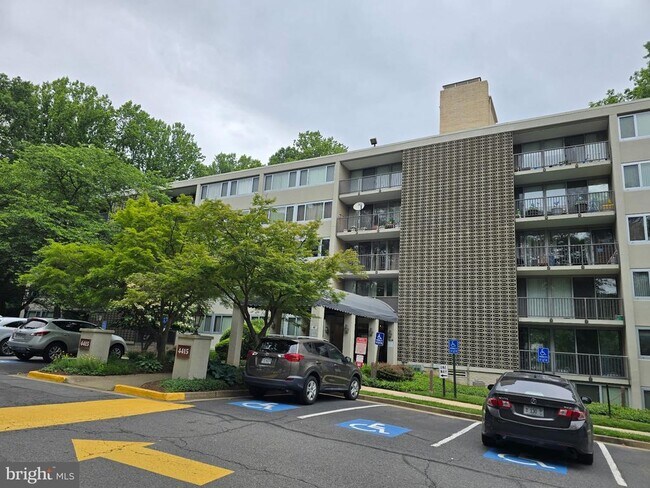 Foto del edificio - 4415 Briarwood Ct N