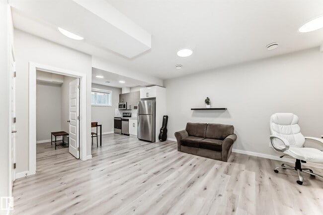 Building Photo - 6536 Chappelle Vis S W