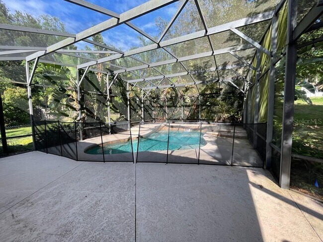 Building Photo - 12340 Lake Valley Dr