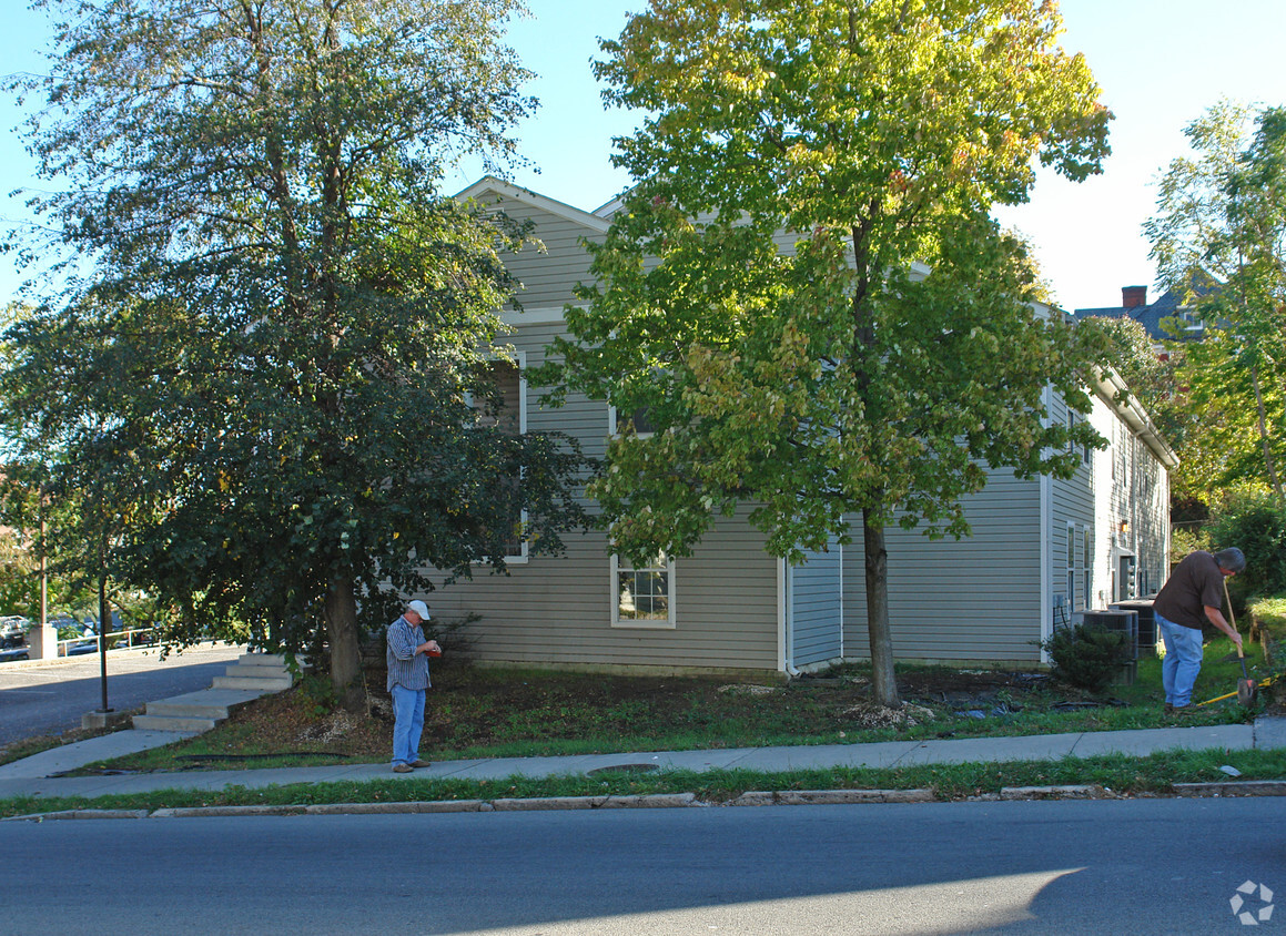 Building Photo - Mountain Manor