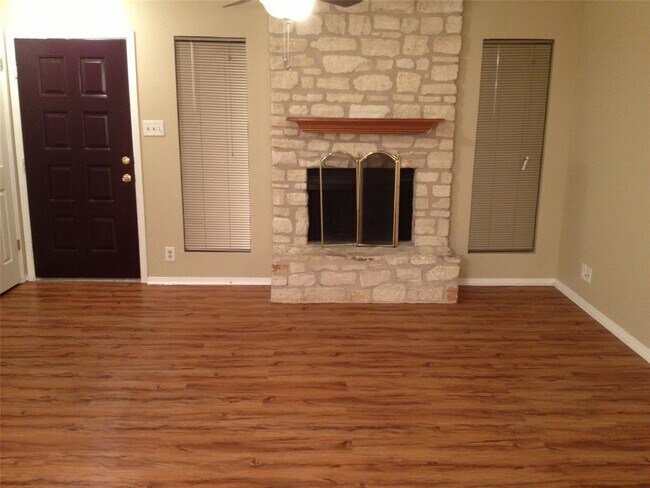 Foto del edificio - 403 Cypress Ln