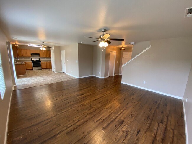 Foto del edificio - Spacious Two Story Home in SW Visalia comi...