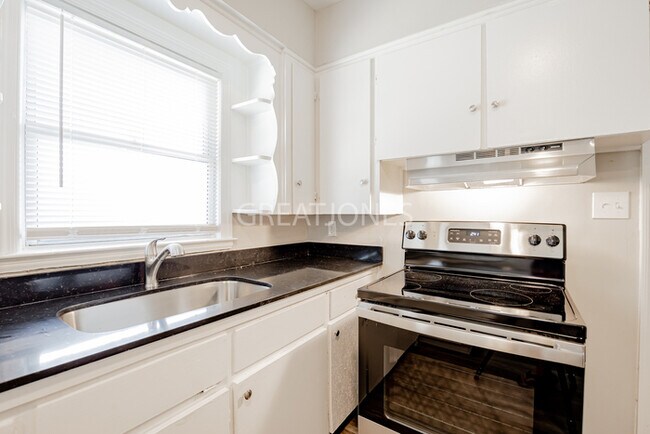 Foto del edificio - REDUCED! - NOW OFFERING HALF OFF FIRST FUL...