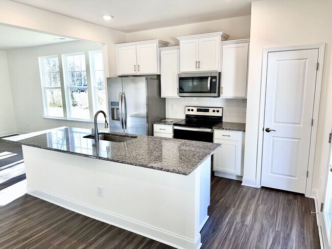 Building Photo - Brand New Construction 3 Bed 2.5 Bath End Unit Townhome In a Prime Location!!