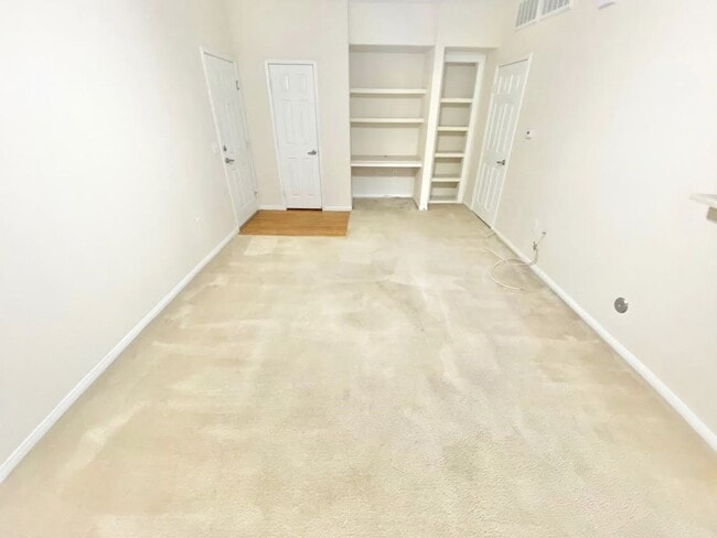 Building Photo - COZY ONE BEDROOM CONDO IN GUARD GATED COMM...