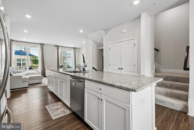Foto del edificio - 6941 Waterbury Pl