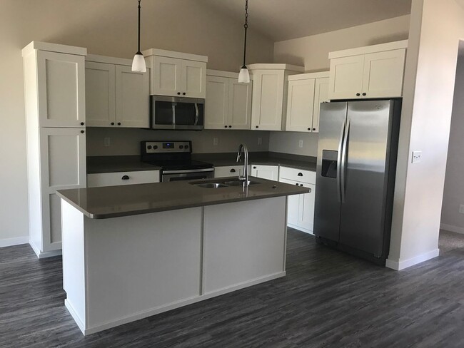 Building Photo - 5 bed 3 bath