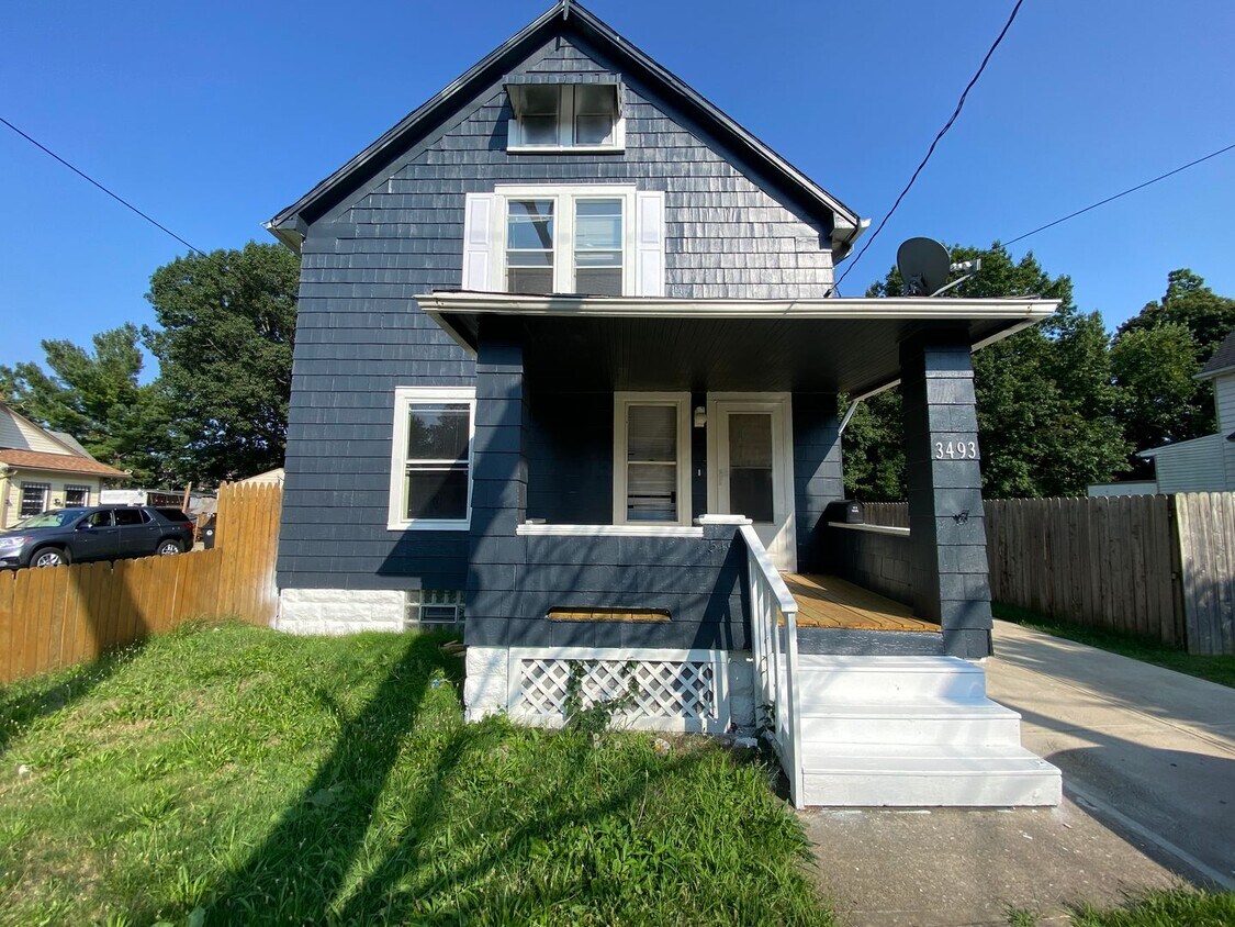 Foto principal - ? Comfortable 3-Bedroom, 1.5-Bathroom Home...