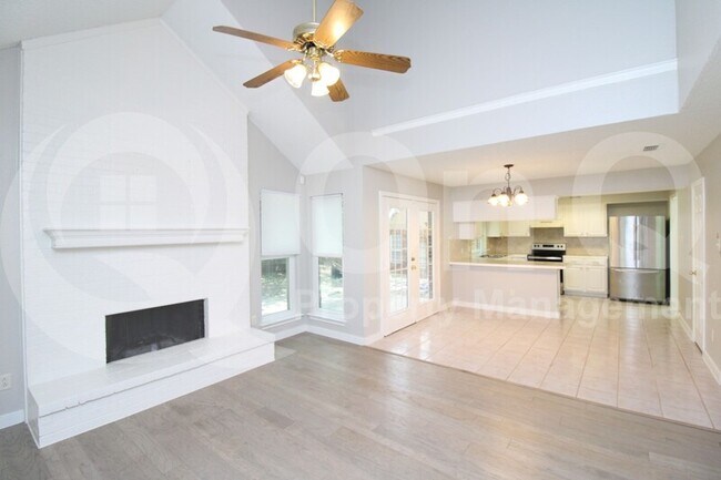 Foto del edificio - 1106 Hyde Park Dr