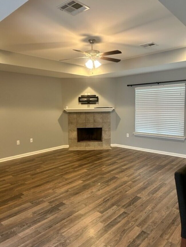 Building Photo - Beautiful 3 BD 2 BA Home