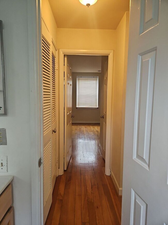 Foto del edificio - Charming 1 Bed 1 Bth Condo With Balcony In...