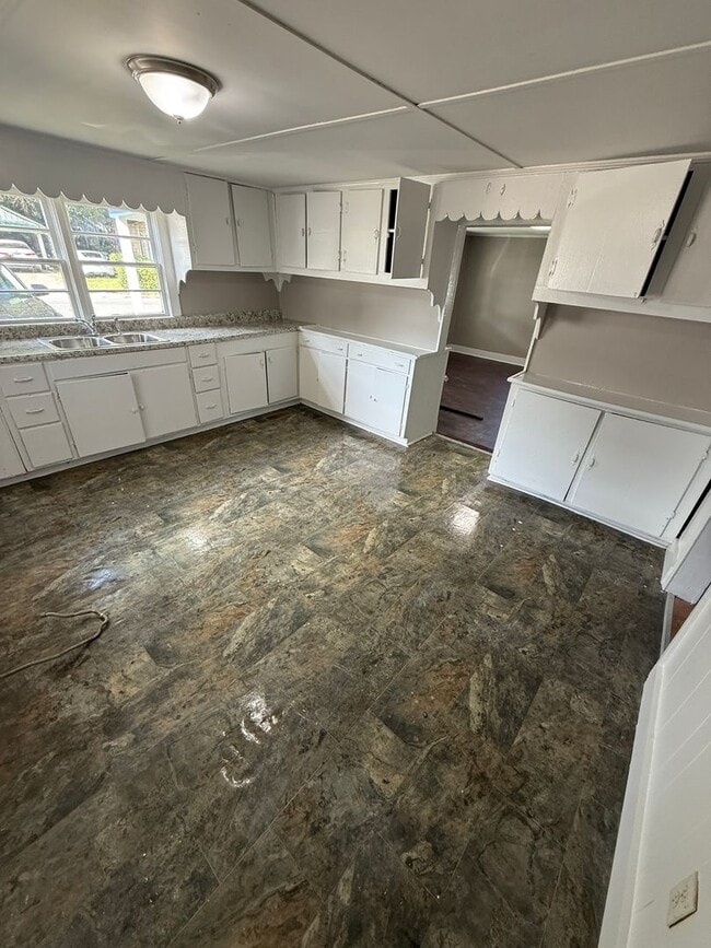 Building Photo - 2 Bedrooms, 1 Bathroom - Home in West Rome!