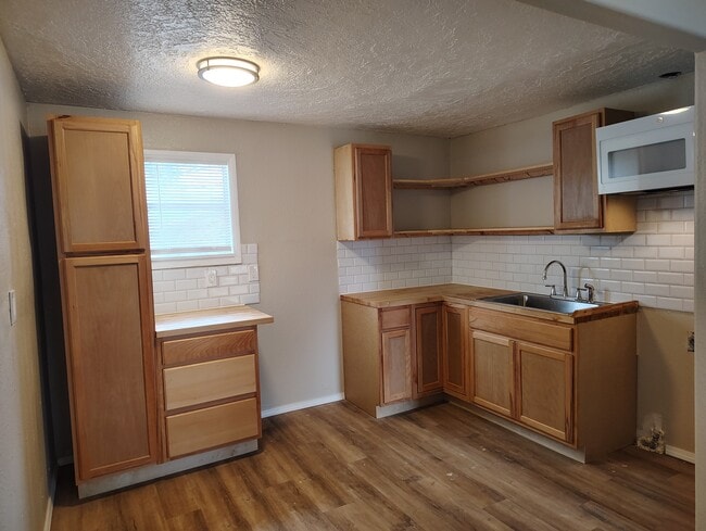 Building Photo - 602 S Woody Dr