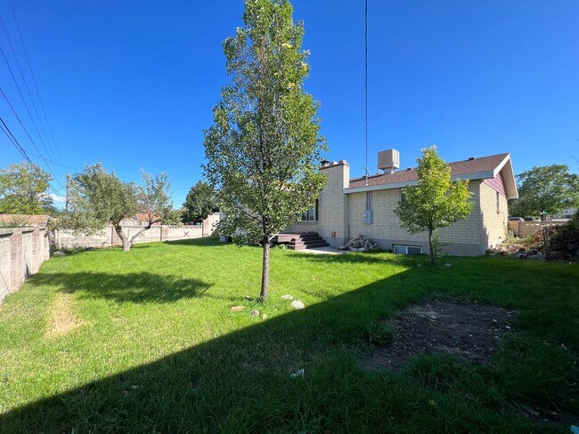 Building Photo - 5 Bedroom/2.5 Bathroom Home in West Valley...