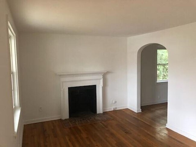 Foto del edificio - 4 bedroom home near parks with fenced in r...