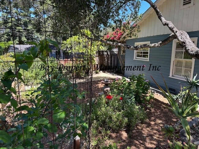 Building Photo - Charming 2 Bedroom, 1.5 Bath Home Near Riv...
